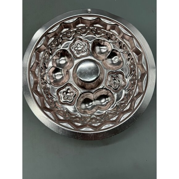Vintage Aluminum Bundt Cake Pan Decorative Mold wall hanging flowers READ - Picture 2 of 2